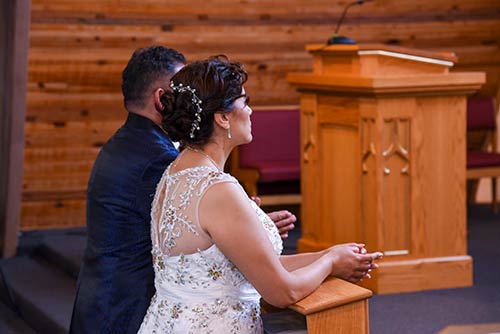 Momento de oración capturado por AZ Foto y Video con sensibilidad y profesionalismo.