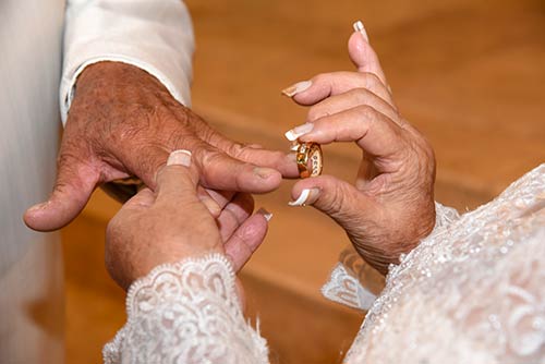 Fotografía cercana del intercambio de anillos, parte de una cobertura profesional por AZ Foto y Video.