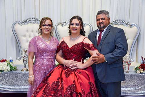 Fotografía profesional familiar en recepción de quince años en Mesa, Arizona.